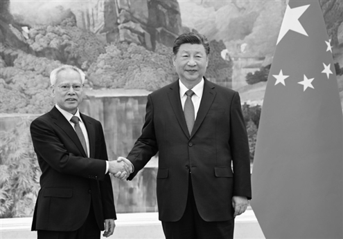 11月1日下午,国家主席习近平在北京人民大会堂会见新当选并获中央政府任命的澳门特别行政区第六任行政长官岑浩辉。新华社发